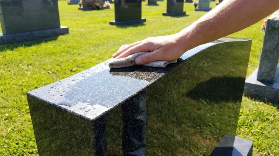 legkiy-uhod-za-granitnym-pamyatnikom